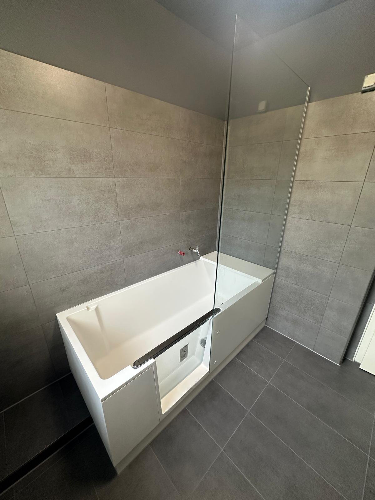 Badewanne mit Glasabtrennung &ndash; Rhein-Sieg-Kreis