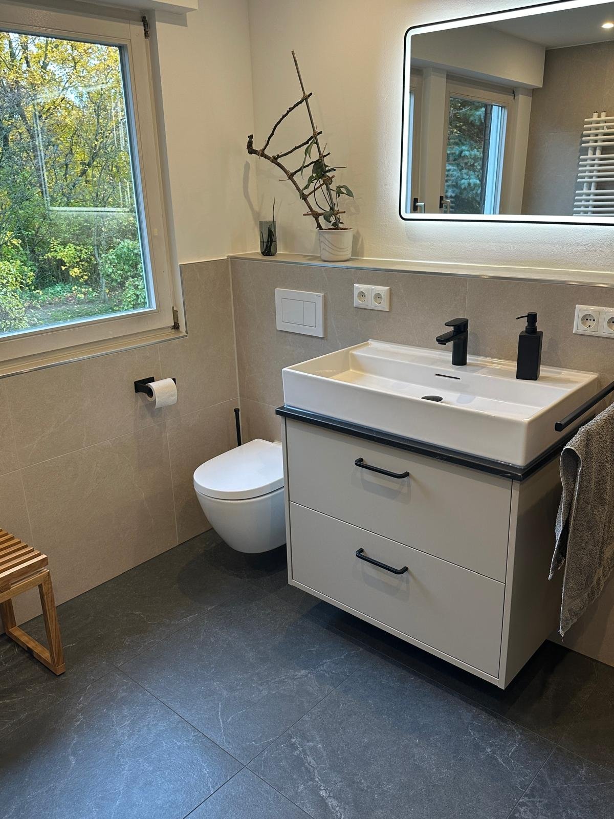Fertig saniertes Badezimmer mit Waschtisch, Spiegel und WC in Bad Honnef
