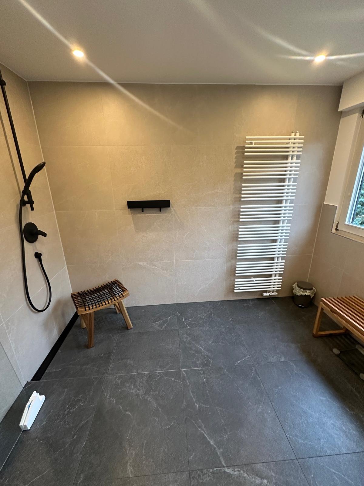 Fertig saniertes Premium-Badezimmer mit Walk-in Dusche in Bad Honnef